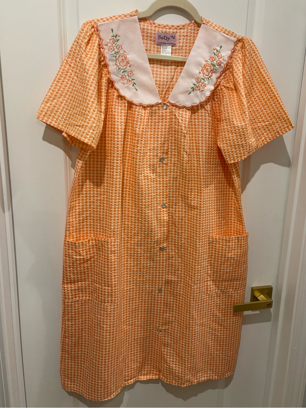 Vintage Betsy TW orange gingham snap house dress embroidered floral collar M